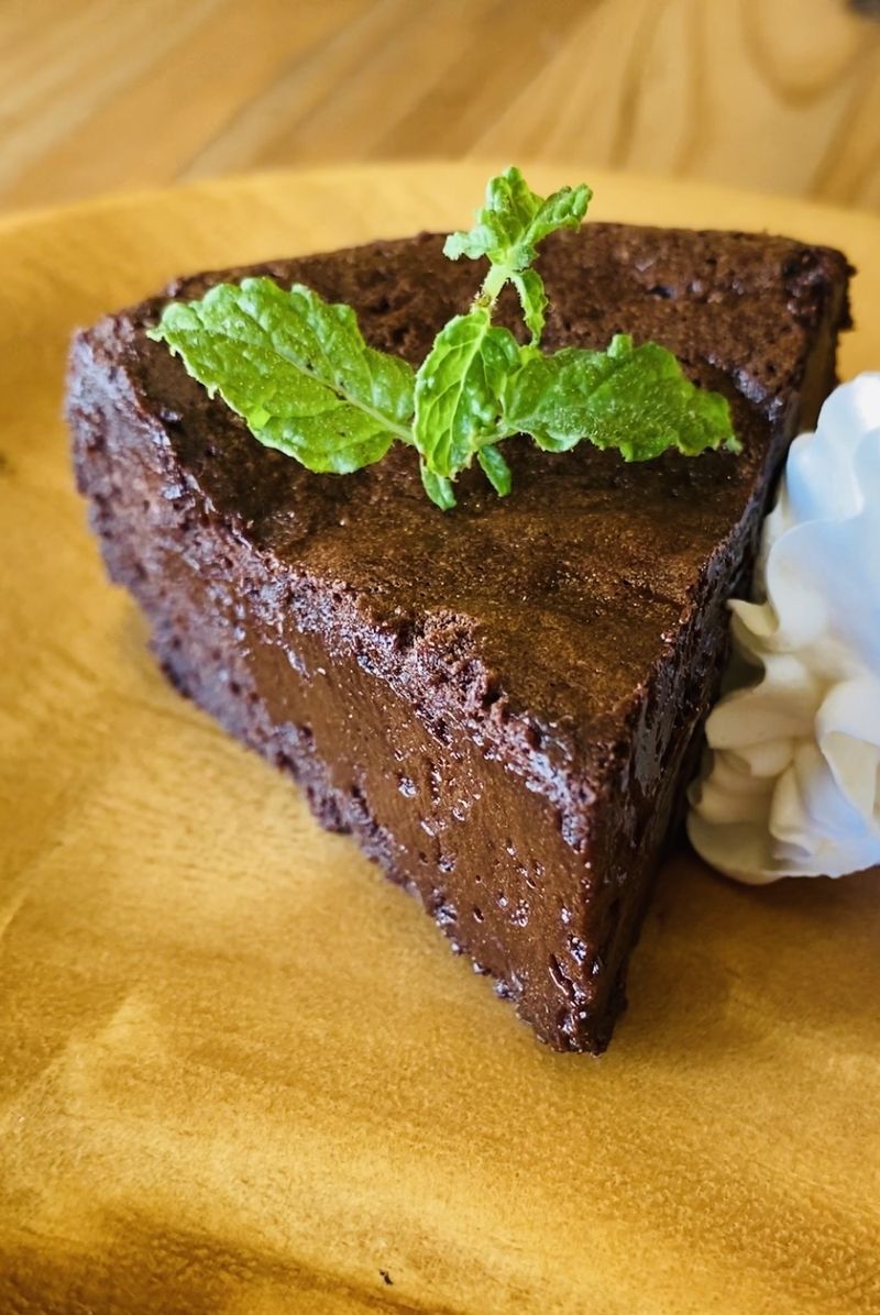 ミントと生クリームを添えたチョコレートケーキ